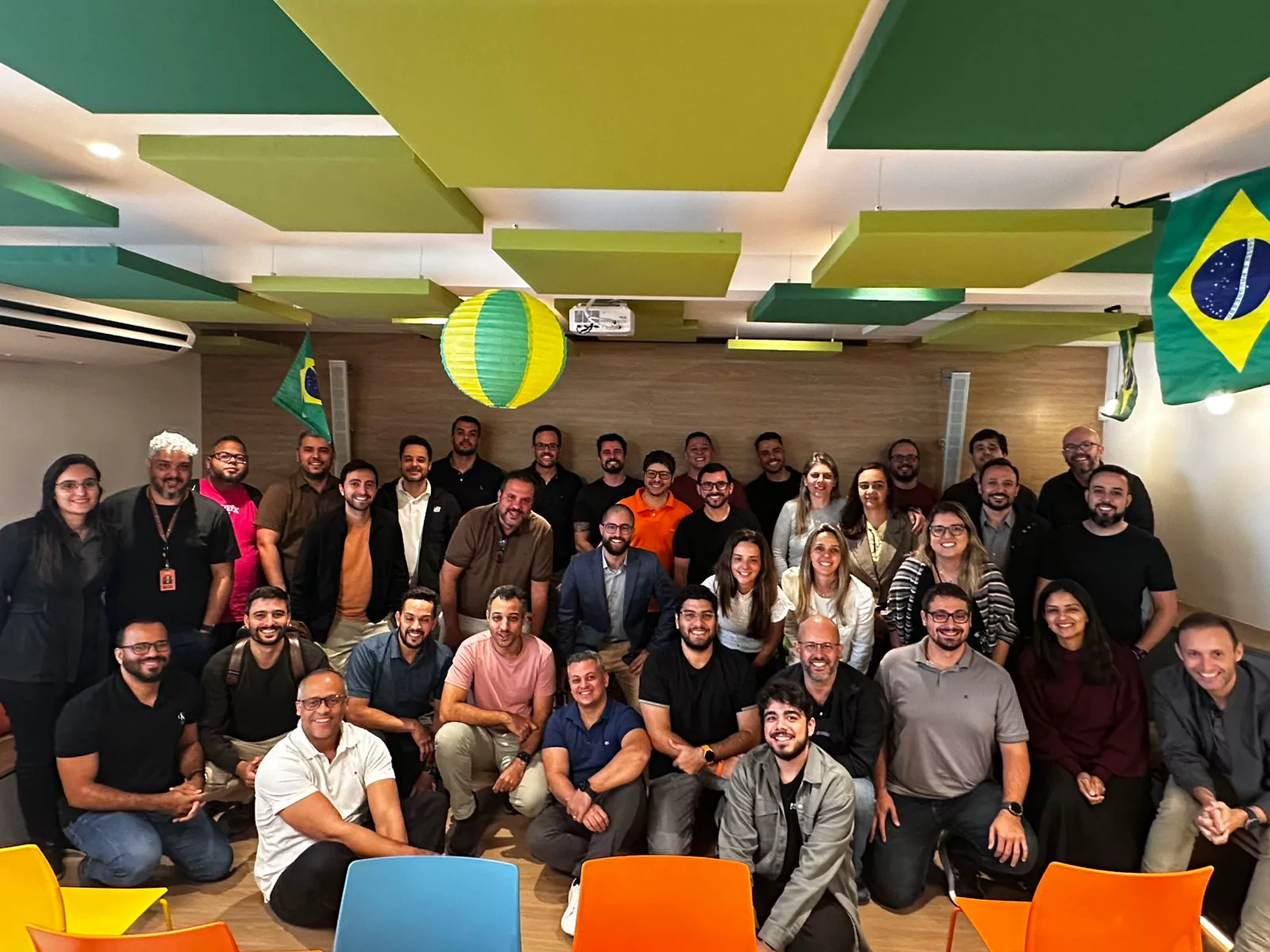 Time reunido após encontro corporativo com Vinicius Lana