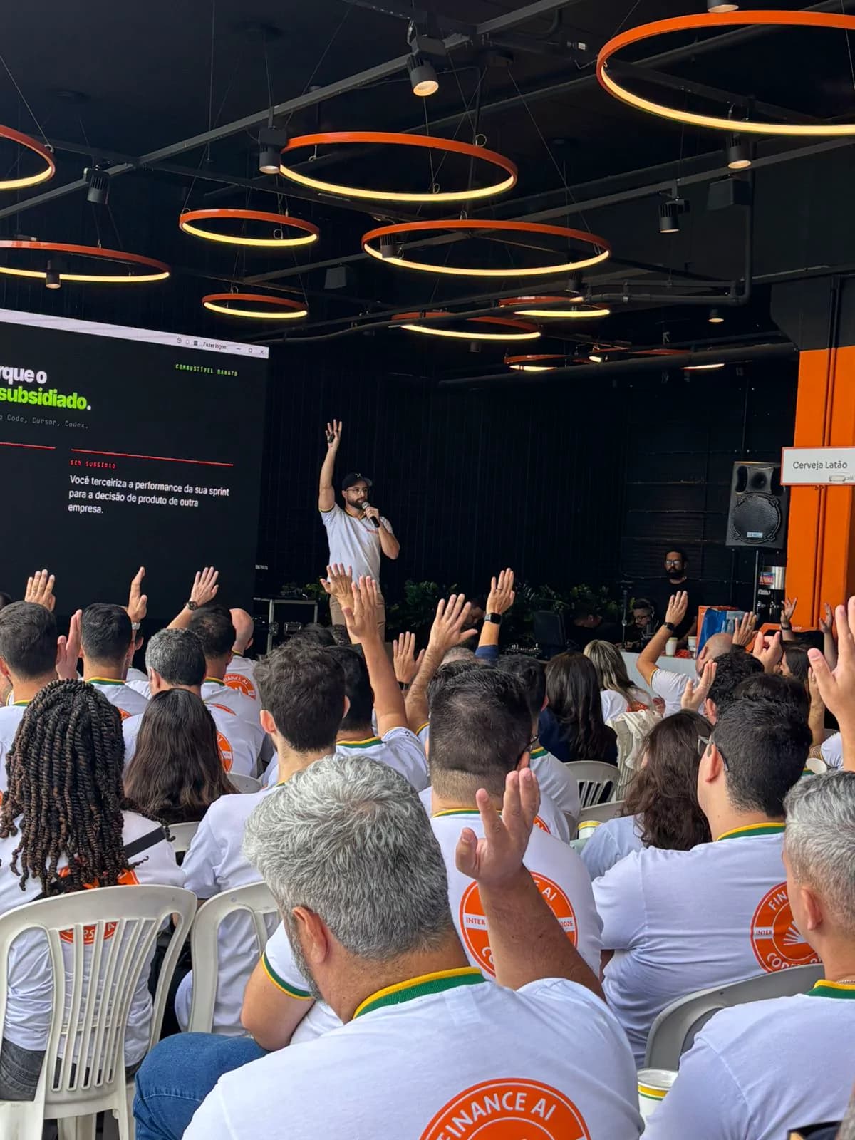 Audiência durante palestra de Vinicius Lana