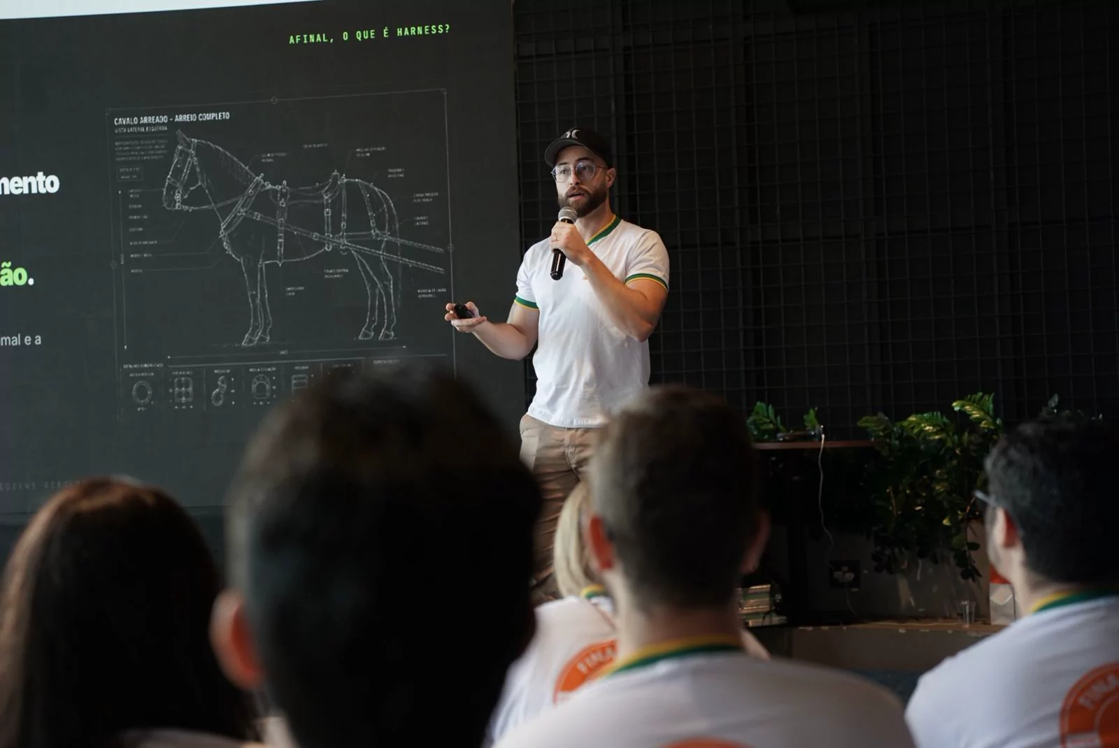 Vinicius Lana conduzindo treinamento sobre Harness Engineering